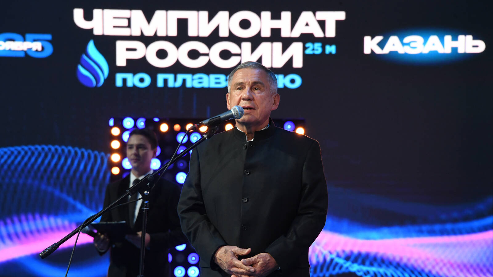 Рустам Минниханов поприветствовал участников Чемпионата России по плаванию на короткой воде